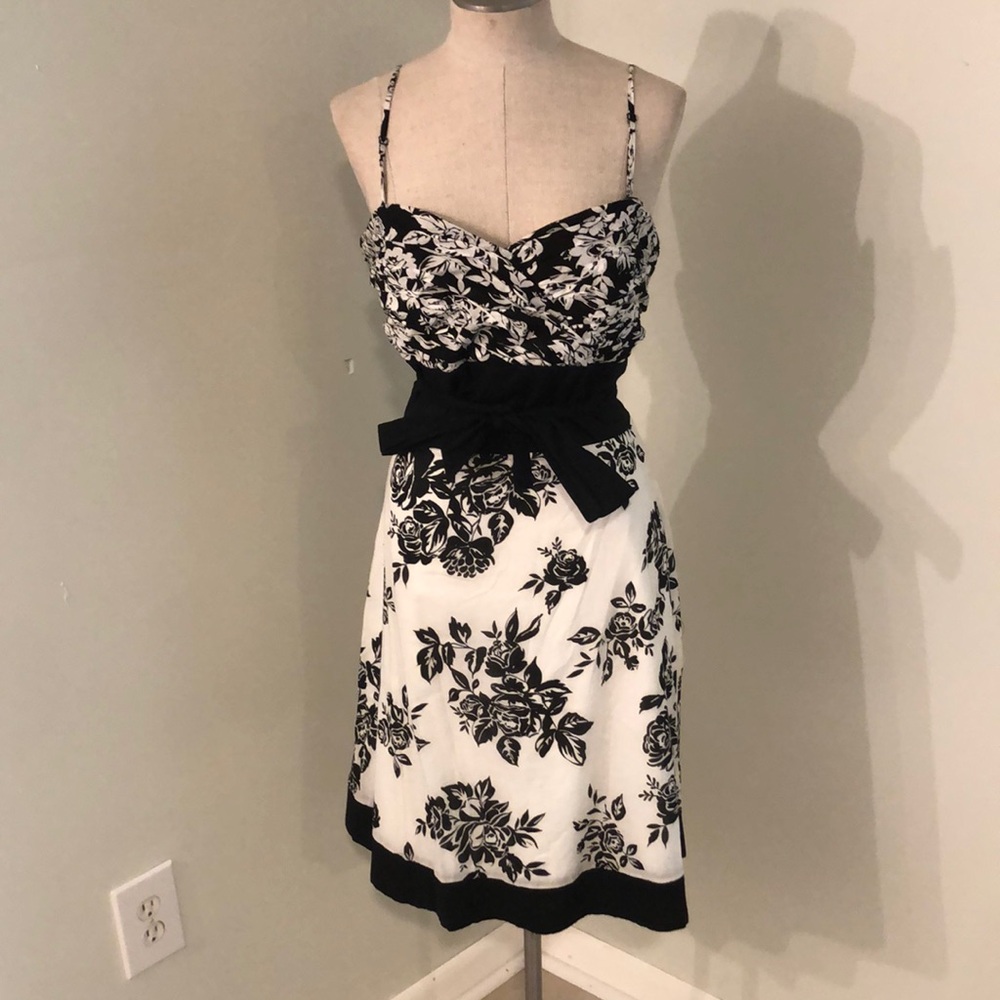 Beautiful White House Black Market dress